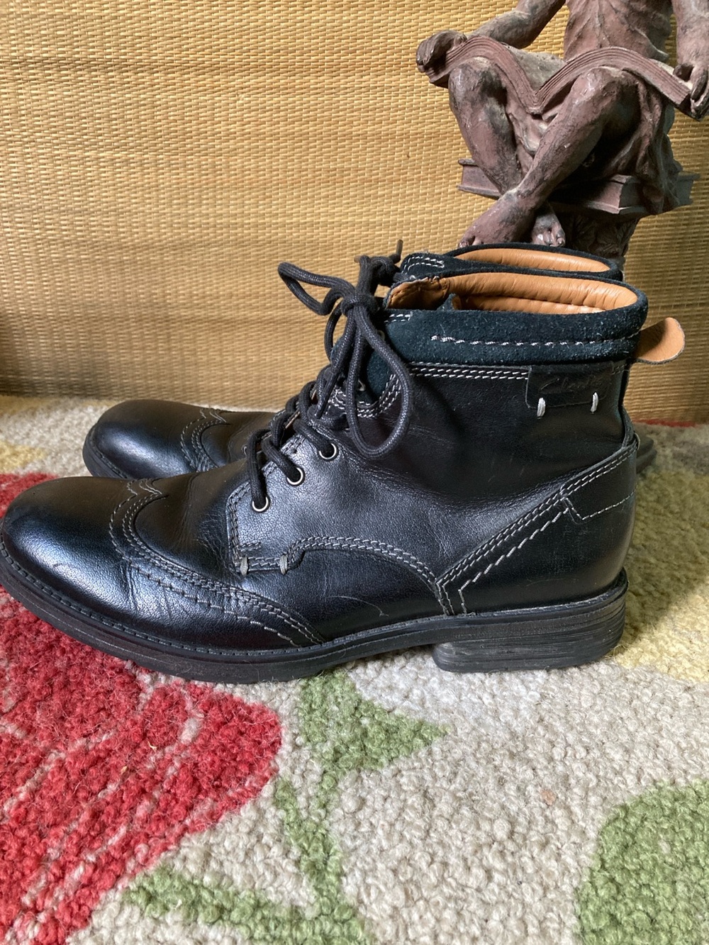 Clarks Size 9.5M Devington black leather brogue style lace up ankle boots